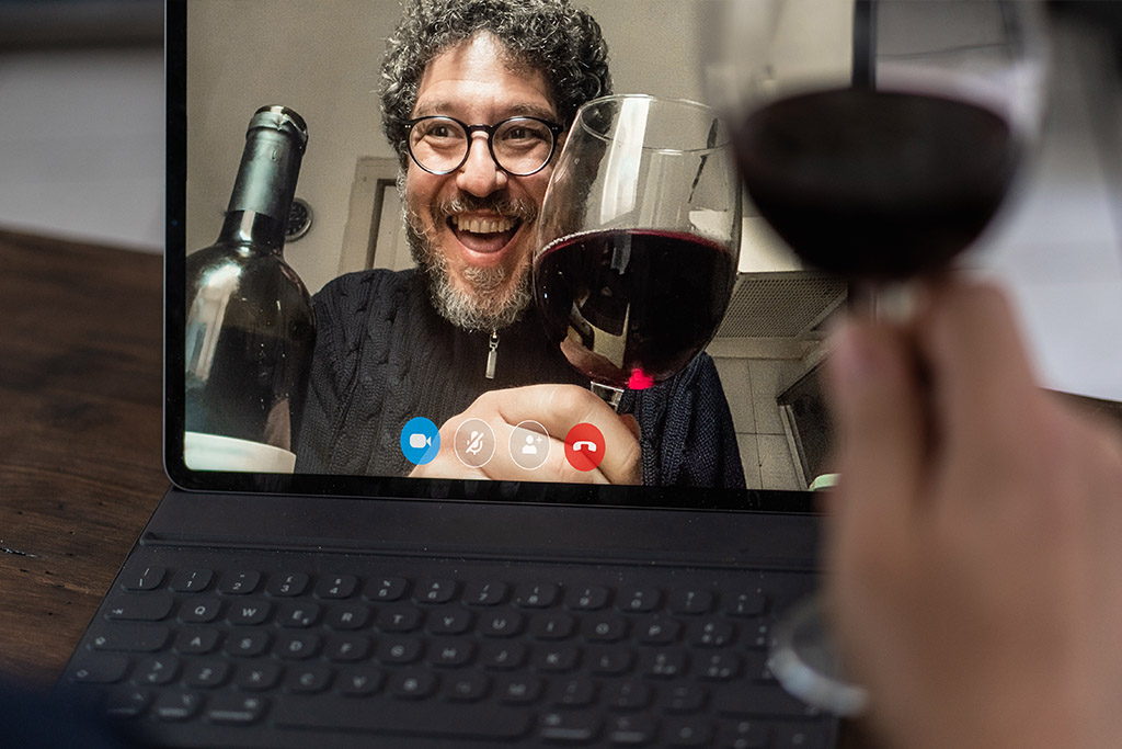 Podcasts sobre vinho: pessoas brindando virtualmente.