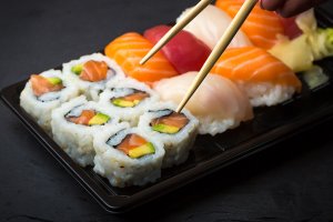 Vinho e comida japonesa: bandeja de sushi
