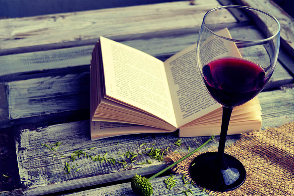 Livros sobre vinho: Livro aberto com taça de vinho