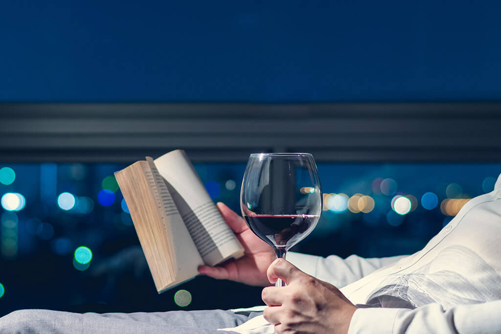 Livros sobre vinho: pessoa lendo