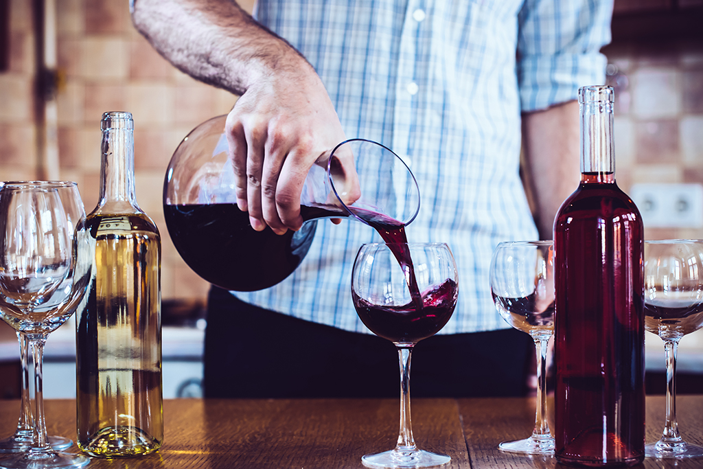Erros ao beber vinho: encher a taça