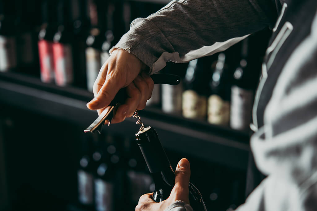 Como servir vinhos: abrindo a garrafa