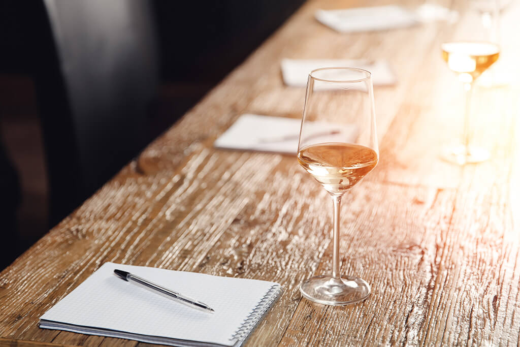 Estudos sobre vinhos: mesa de estudos