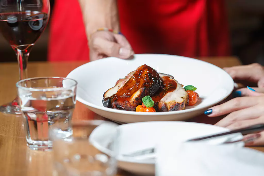 Água na degustação de vinhos Água na degustação de vinhos: Prato de comida