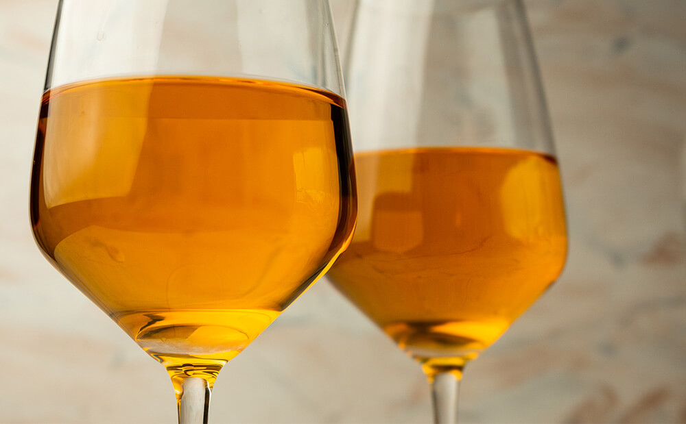 Conheça a produção do vinho laranja e suas características