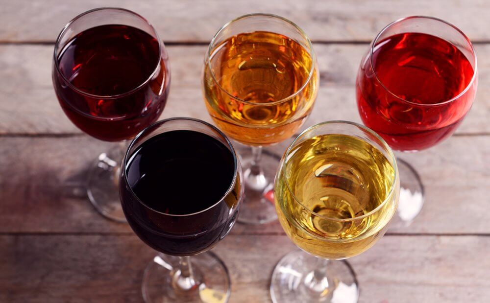 Como a coloração do vinho altera as características da bebida?